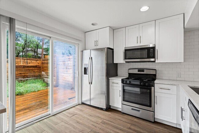 Building Photo - 6401 Chimney Creek Cir