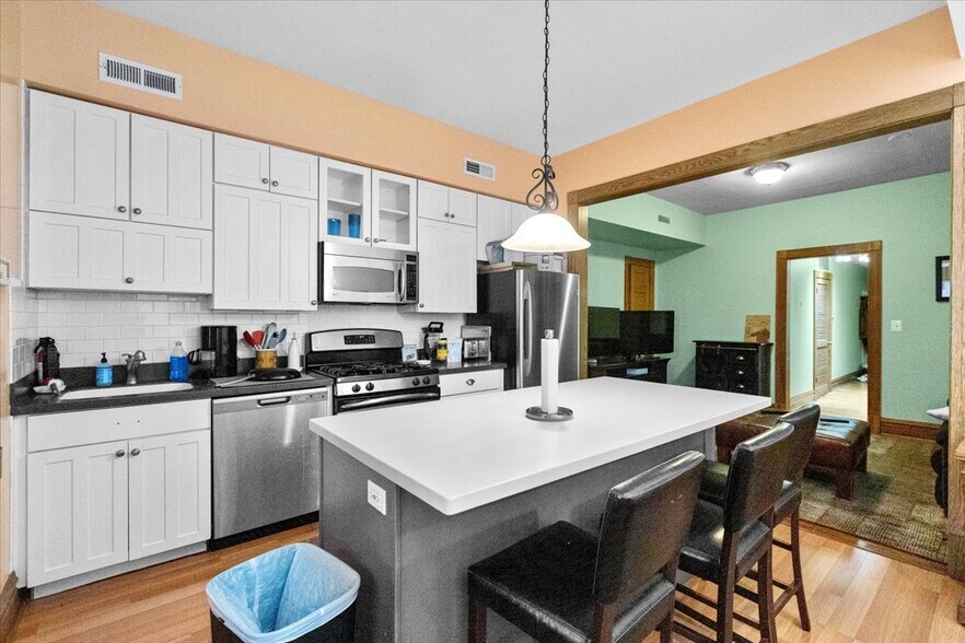 Building Photo - 505 W Fullerton Pky