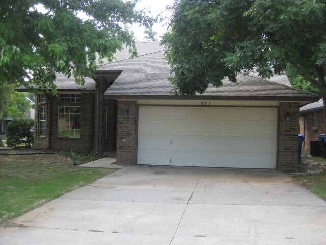 Primary Photo - Charming 4 bedroom 2 1/2 bath home!