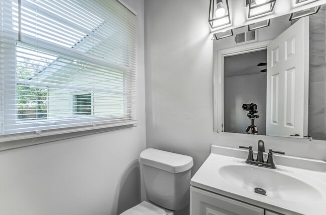 Building Photo - Bright, Comfortable 3BR/2BA Home in East Memphis — 1,400 Sq Ft!