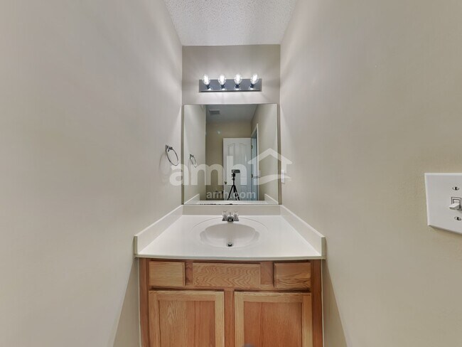 Building Photo - 720 Waterbrook Ln