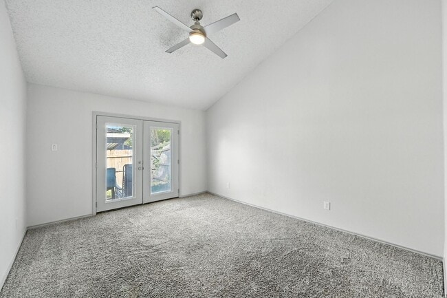Building Photo - Charming 2/2 Duplex with Carport