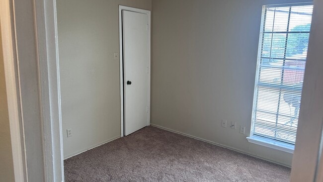Building Photo - 2928 Stonycroft Dr