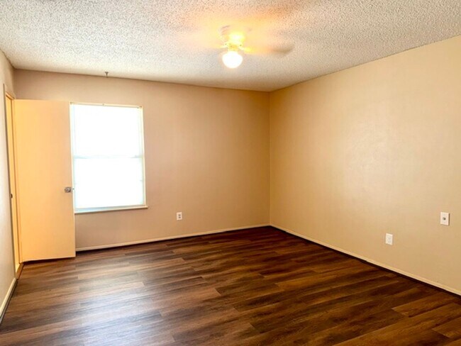 Building Photo - 5101 Lake Moor Dr