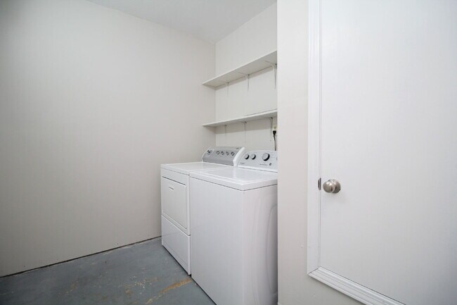 Building Photo - Spacious 3BR Townhome Near Pensacola State College with Flex Room, Private Balcony & Fenced Backy...