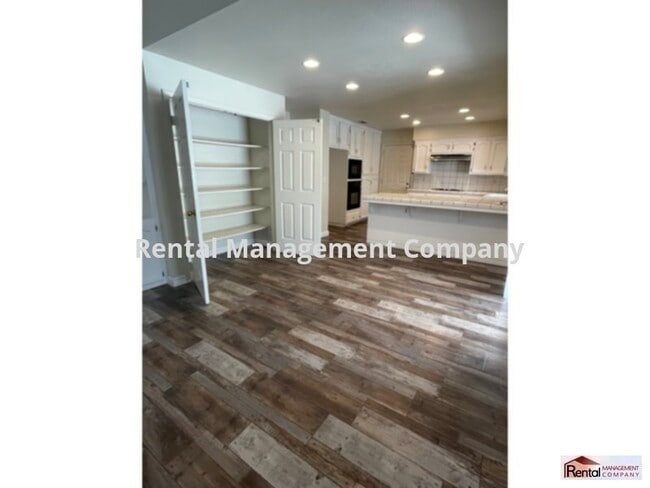 Building Photo - walking distance to grocery, drug stores ,...