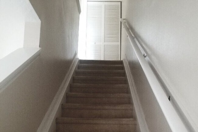 Building Photo - 775 Chelsea Dr