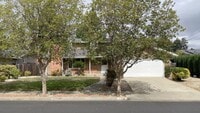 Building Photo - Nice 4 bedroom 2 bathroom home with sparkl...