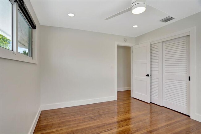 Building Photo - 2616 NE 26th Terrace