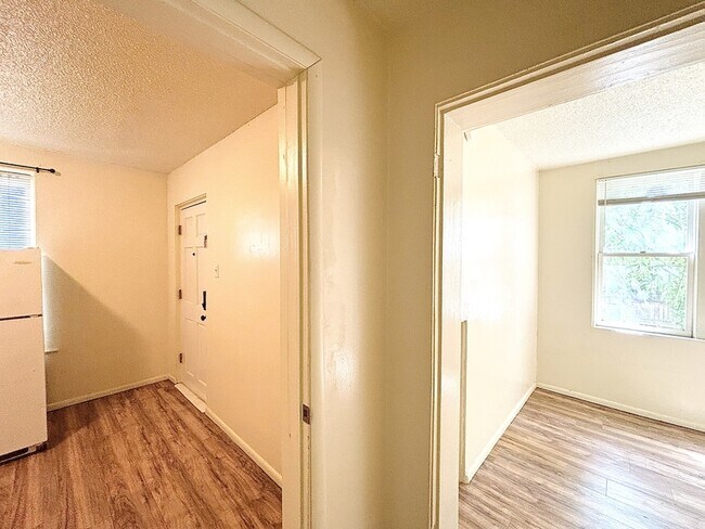 Building Photo - 560 S 600 E