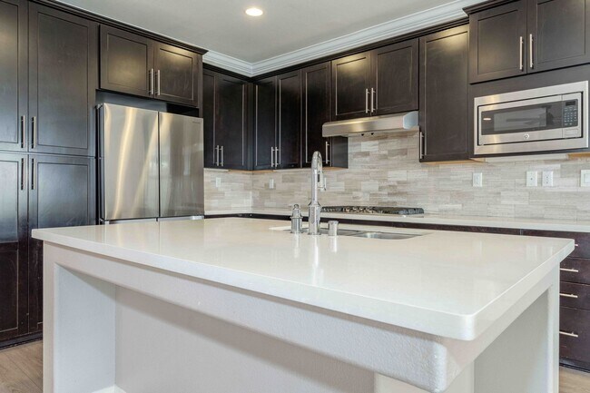 Building Photo - Expansive Portola Springs 4 Bedroom Home