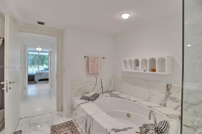 Building Photo - 2627 S Bayshore Dr