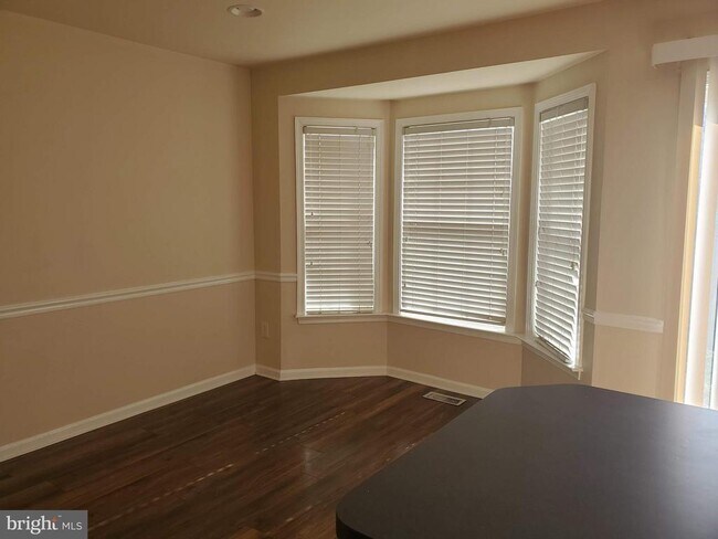 Building Photo - 10 Lopez Dr