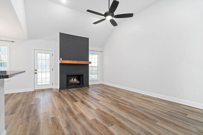 Building Photo - Pet Friendly Three Bedroom with Bonus!