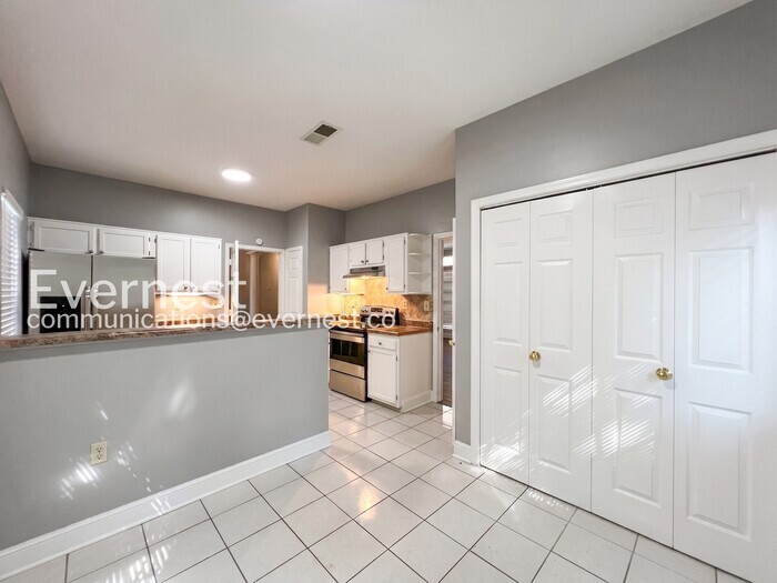 Building Photo - 7900 Hunter's Crossing