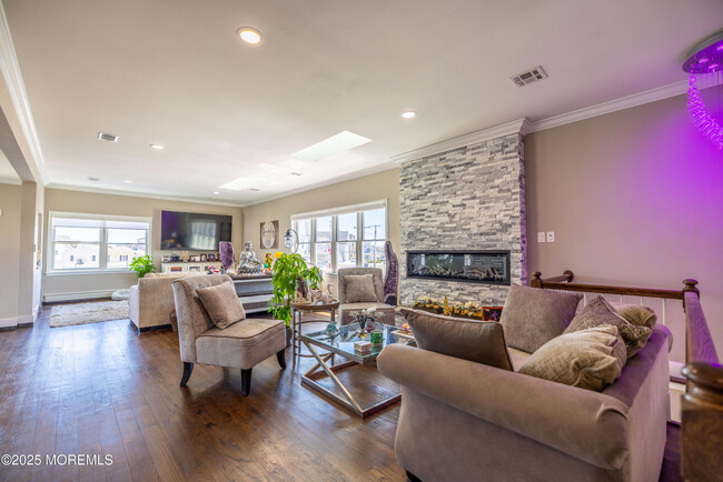 Building Photo - 241 Fernwood Dr