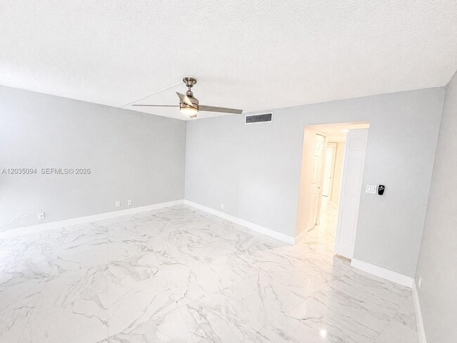Building Photo - 3301 N Country Club Dr