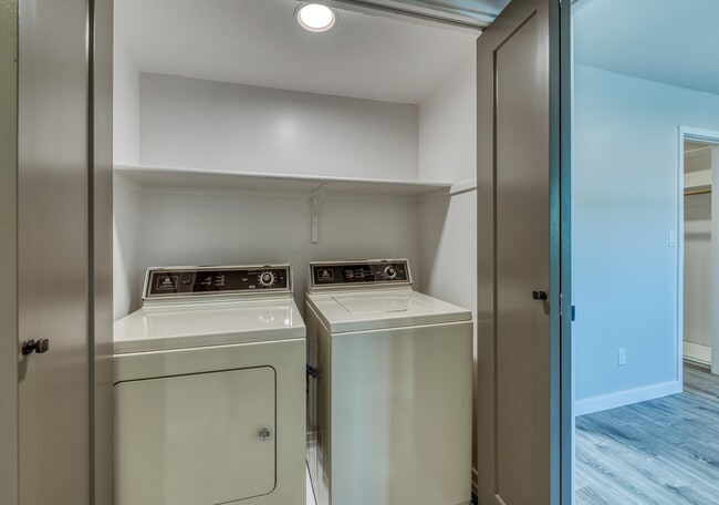 Building Photo - Gorgeous 2 bedroom, 2 bathroom in the Hear...