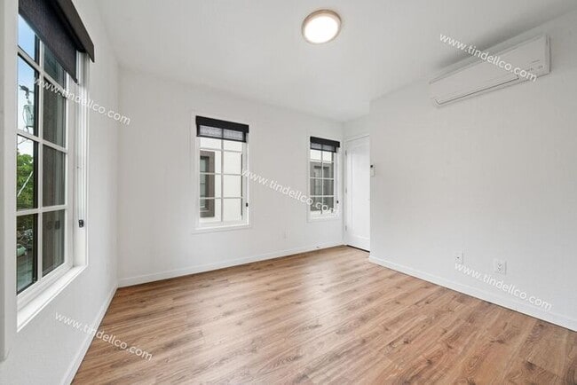 Building Photo - Modern Three-Story Townhouse in Hosford-Abernethy - W/S/G Included & Pet Friendly!