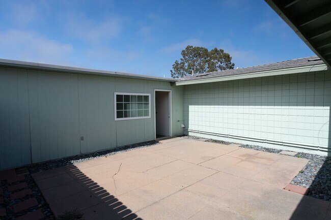 Building Photo - 173 W Elfin Green