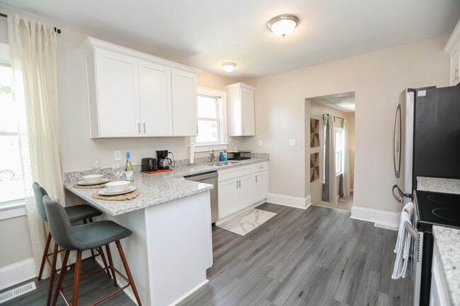 Building Photo - 3820 Essex Cir