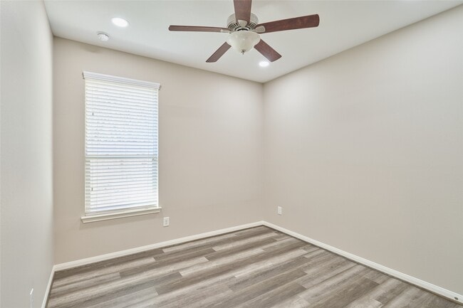 Building Photo - 12635 Lakeshore Dr