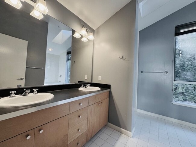 Building Photo - Wonderful Try-level condo near Pleasant Hill Bart-Iron Horse Ln. Walnut Creek