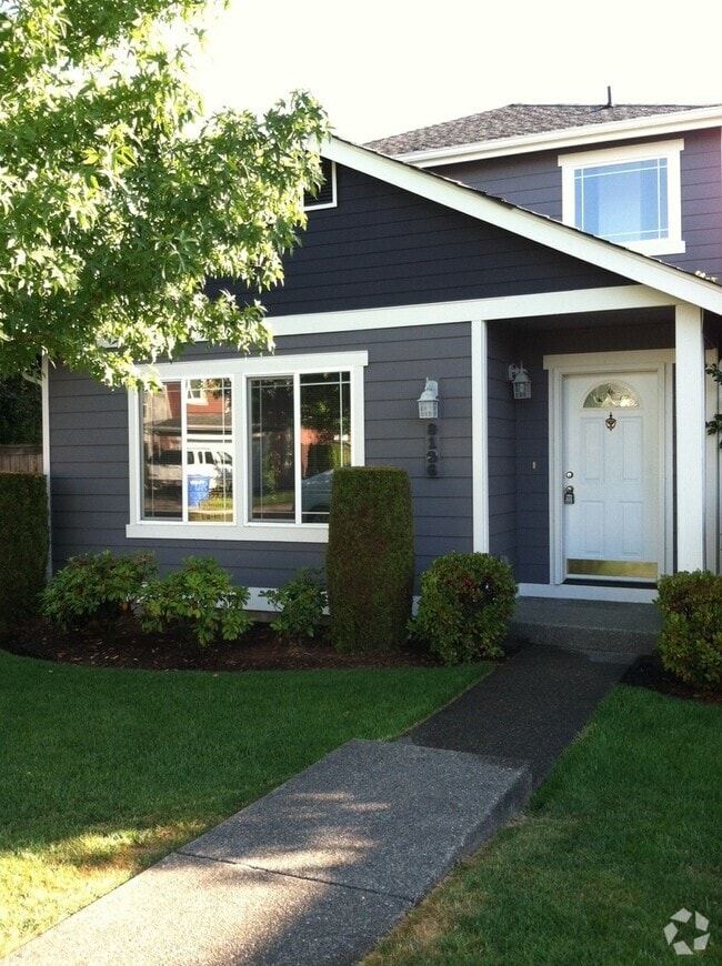 Building Photo - Spacious house in a nice, quiet neighborho...
