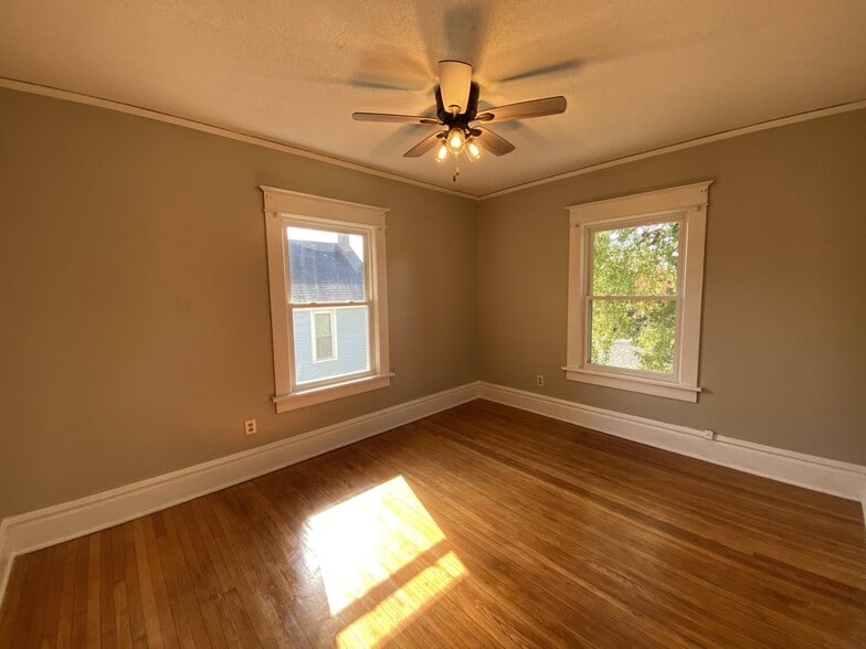 Building Photo - 1622 E 8th St