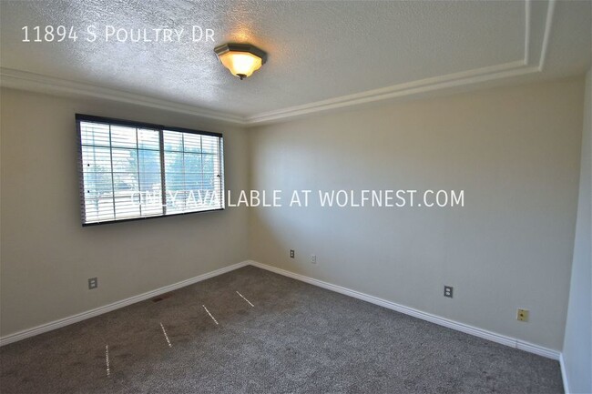 Building Photo - Beautiful 3 Bed Draper Top Floor Unit! No ...