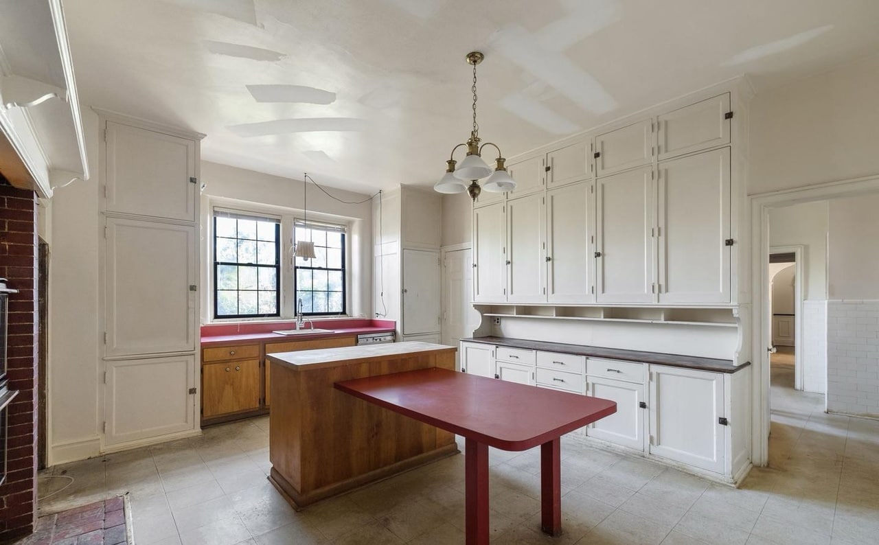 Primary kitchen (new appliances not shown) - 2700 Philadelphia Pike