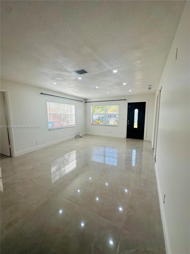 Building Photo - 4406 SW 25th St