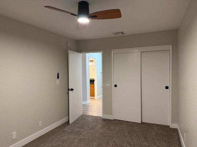 Building Photo - Please Contact VAUGHN REALTY to set up an appointment 760-446-6561