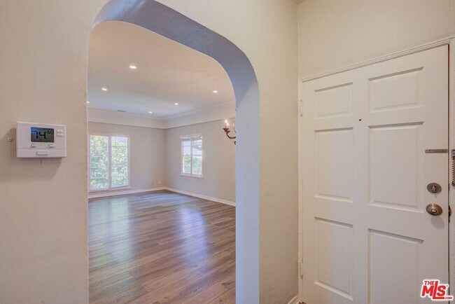 Building Photo - 253 S Elm Dr