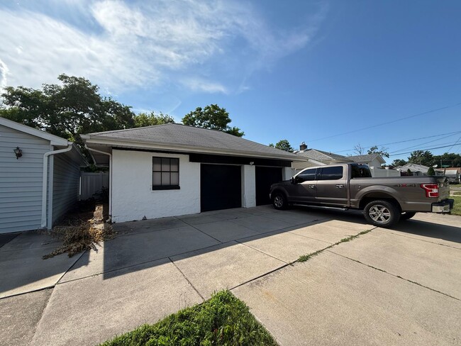 Building Photo - 3 bedroom 2 bath in the heart of Niagara F...