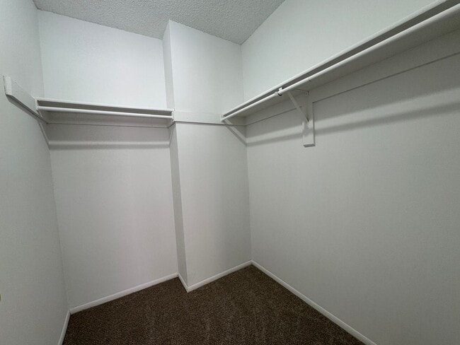 Building Photo - Large 1 bedroom Condo on Second Floor Over...