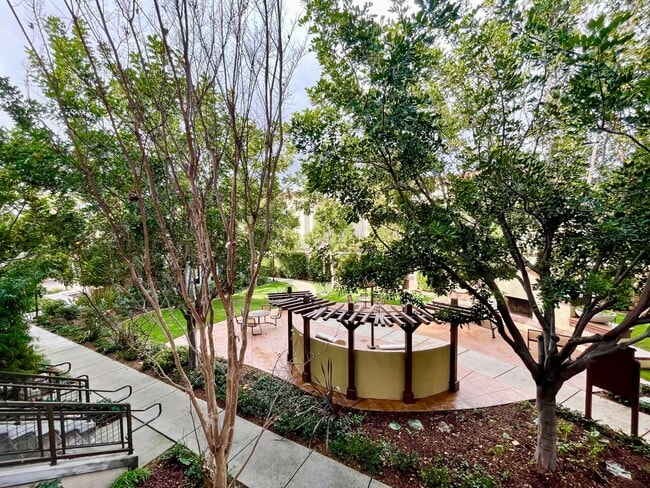 Building Photo - Stunning 2 Bedroom/2.5 Bath Furnished Town...