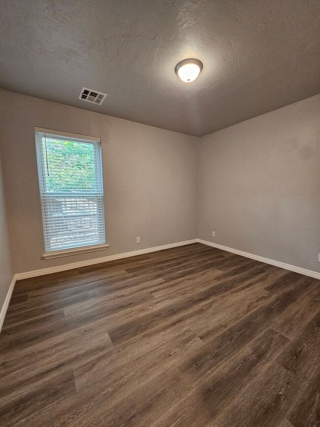 Building Photo - (3) Bed/(1.5) Bath in Noble Avail NOW!