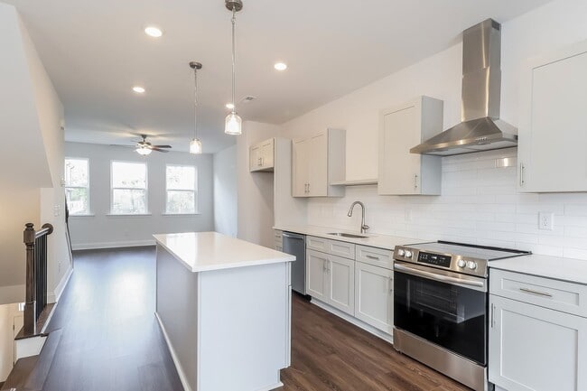 Building Photo - Beautiful 3BR 3.5BA Townhome w/ Full Appliance Kitchen Garage Parking in West End