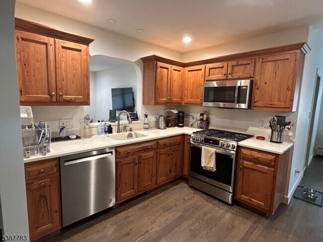 Building Photo - 10 Montvale Ave