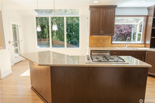 Building Photo - 4B/2.5Ba Bellevue House