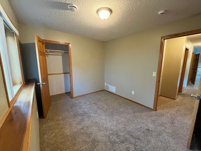 Building Photo - 5 bed 3 bath house for rent