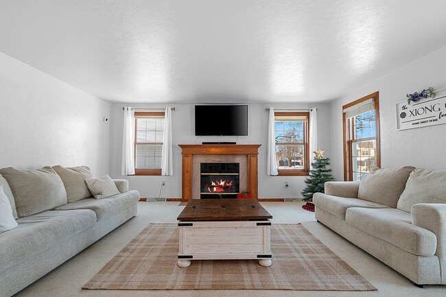 Building Photo - 5 BEDROOM 4.5 BATH PRIVATE BACKYARD