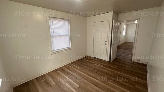 Building Photo - $1000 - 3 bed 1 bath - Single Family Home