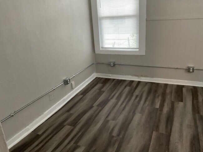 Building Photo - Super Affordable 2 Bed/ 1 Bath