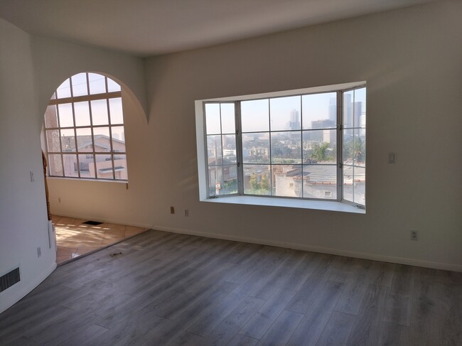 bay window in living room - 1001 White Knoll Dr