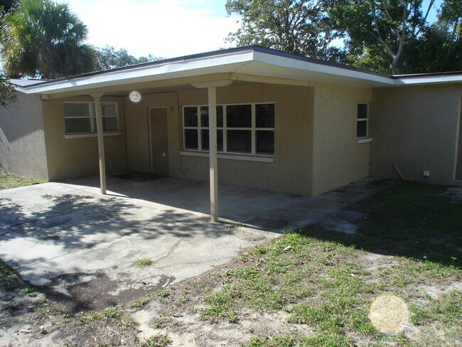 Building Photo - 715 Essex Rd