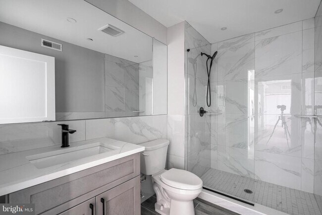 Building Photo - 2401 Washington Ave