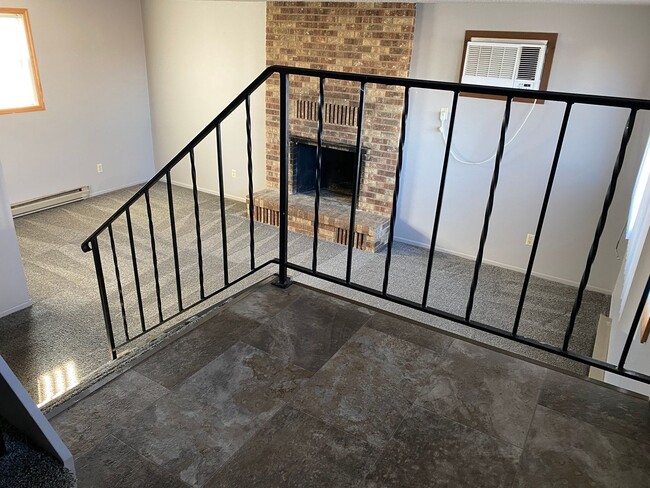 Building Photo - Beautiful, Spacious 3 bed Condo