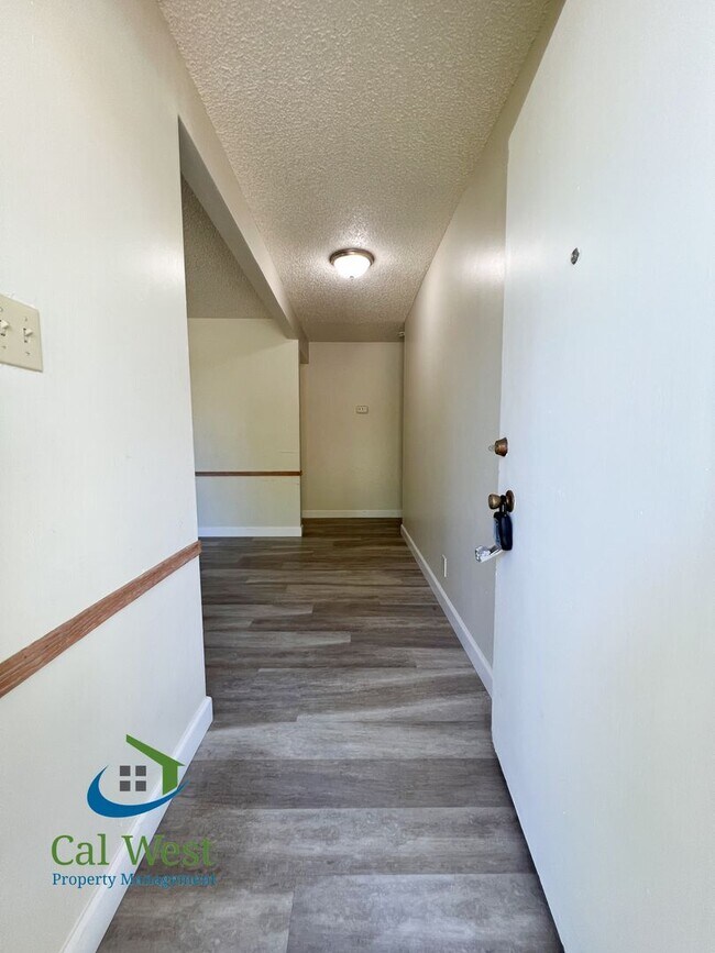 Building Photo - 10600 E Estates Dr